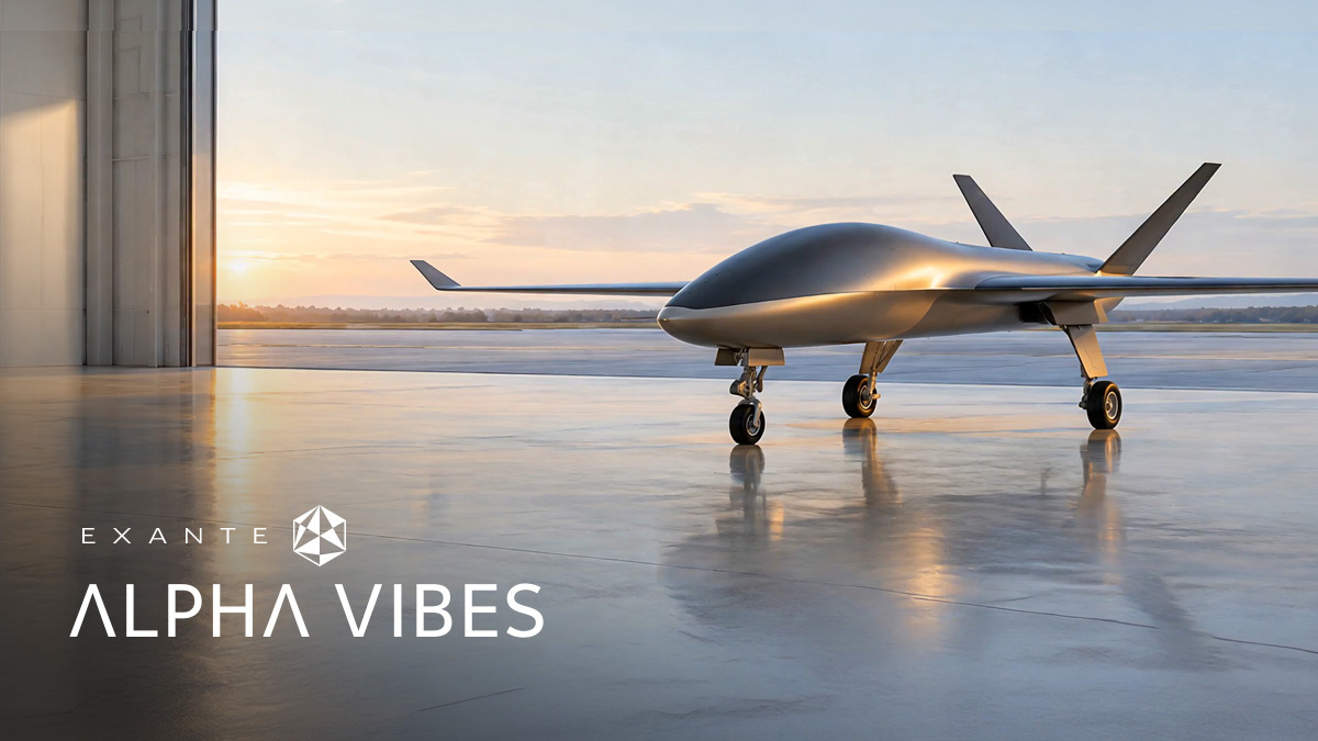 Elegantní futuristický dron stojí v otevřeném hangáru při západu slunce s nápisem EXANTE ALPHA VIBES pod ním.